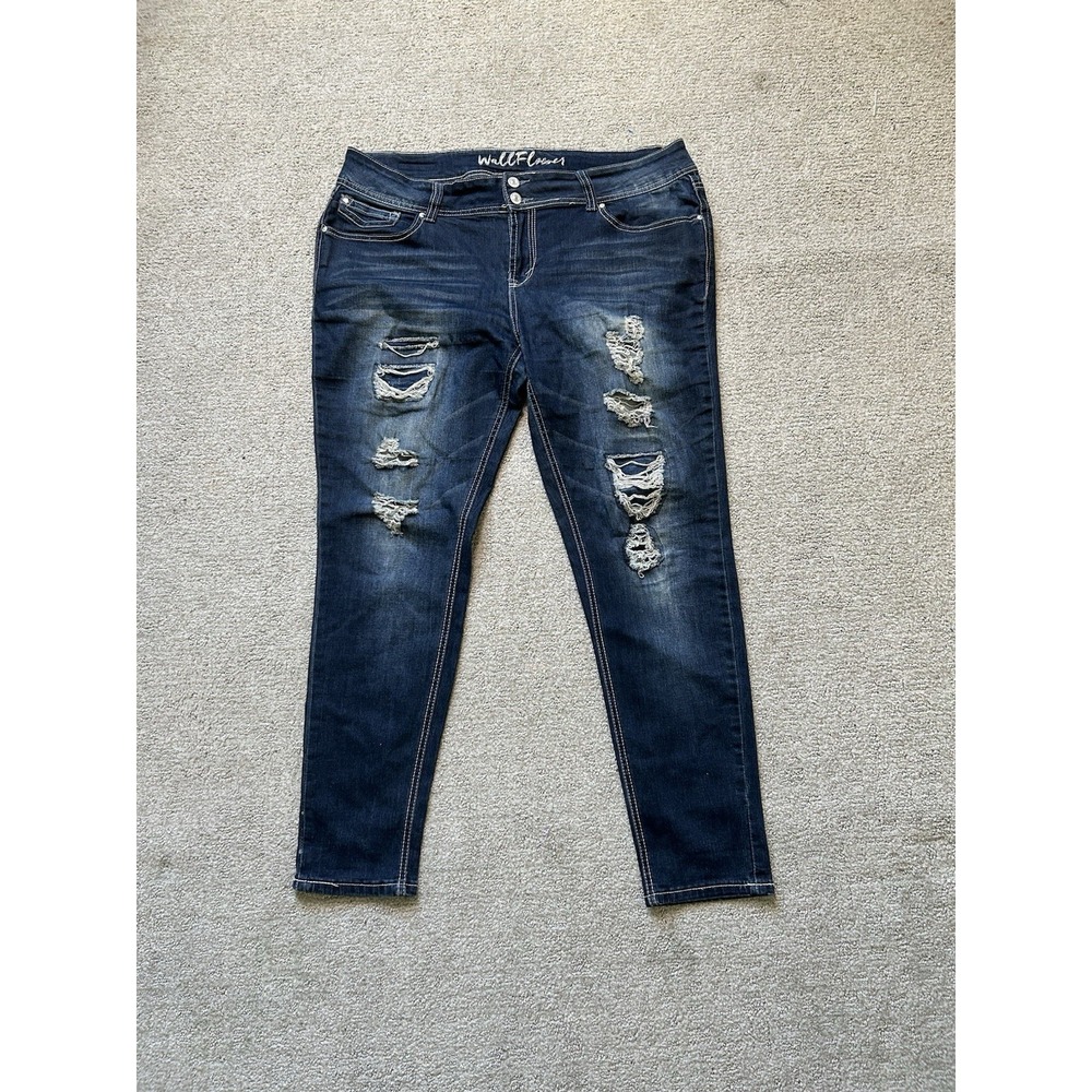 WallFlower Women's Size 40x30 Y2K Capri Jeans Distressed Embellished Medium Wash